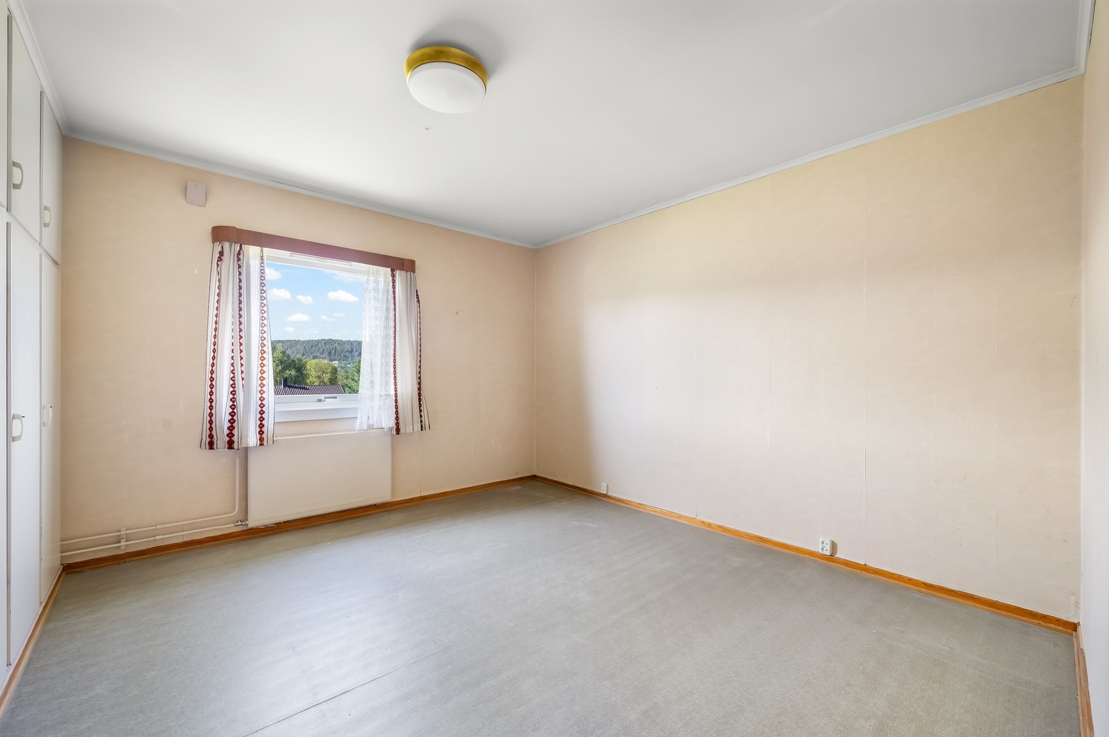 Soverom 2 er det største soverommet, med innebygd garderobeskap langs en vegg. Panelovn under vinduet. Vinduet er også mot nordvest. Galleribilde