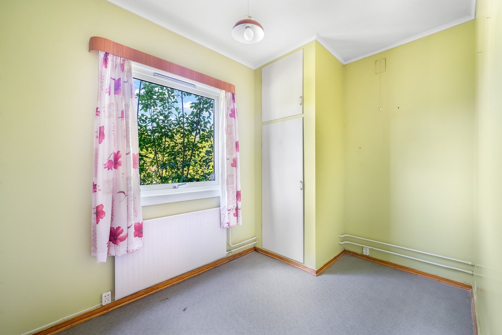 Soverom 3. Innebygd garderobeskap og panelovn under vinduet. Vindu mot sørøst - her kommer ikke kveldssolen til. Galleribilde