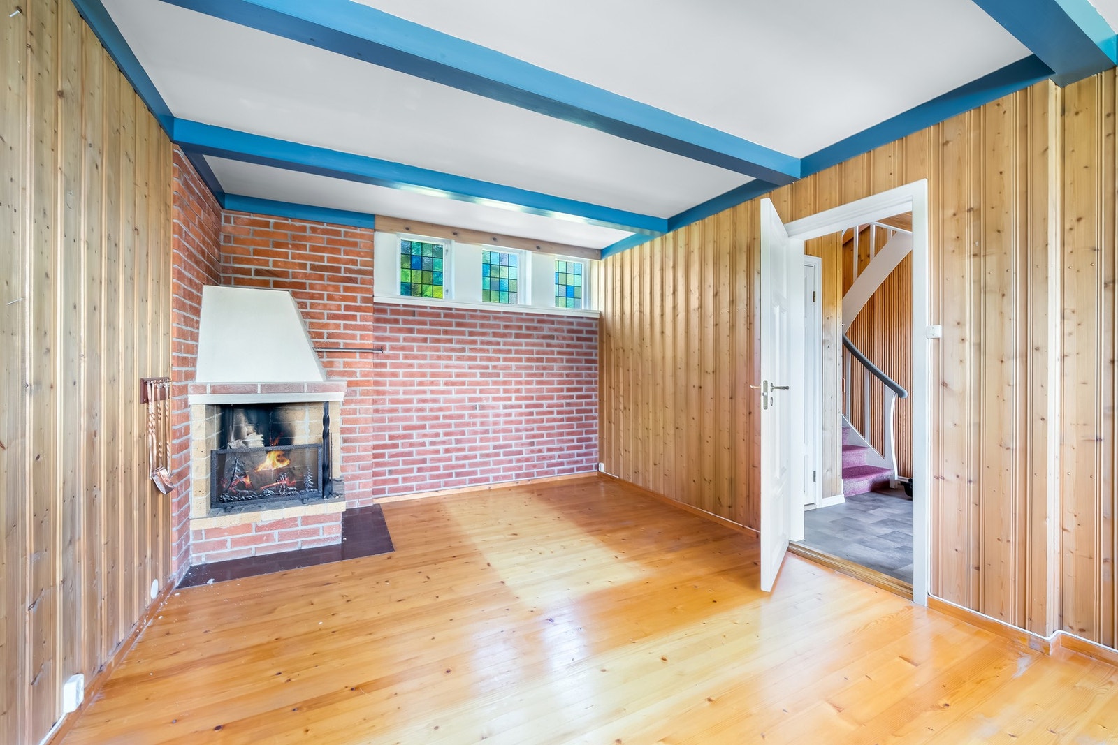 Kjellerstuen har en hyggelig åpen peis. Galleribilde