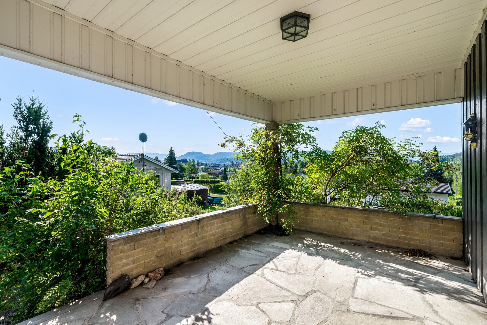 Verandaen er på 13 kvm. Her kan man nyte ettermiddagssolen med utsikt mot Lunde sentrum. Skiferbelagt og overbygd. Galleribilde