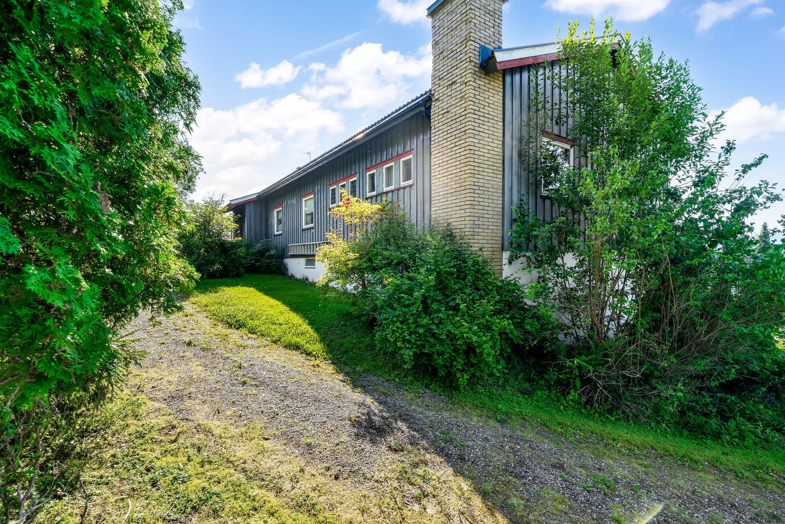 Innkjørselen er gruset helt opp til inngangsdøren. Galleribilde