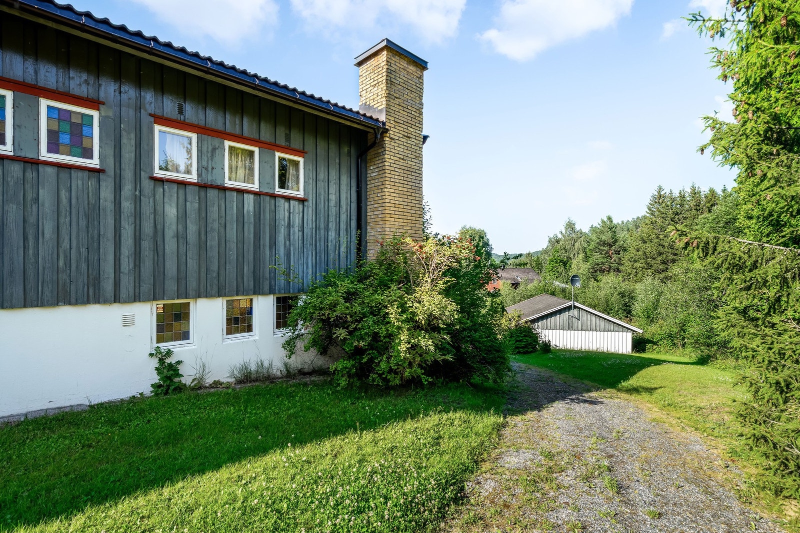 Nedover innkjørselen. Her skimter vi garasjen nede ved veien. Galleribilde