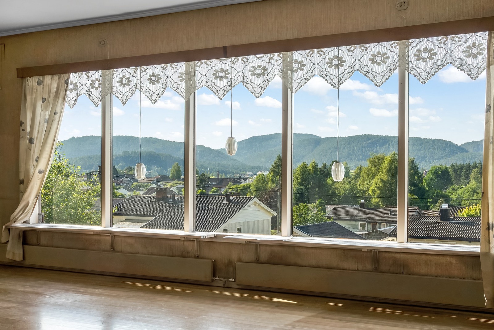 Utsikten fra stuevinduet. Her har man god utsikt ut mot Lunde sentrum! Galleribilde