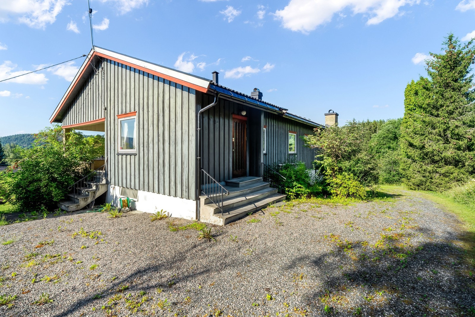 Hele tunet er gruset. Her i tunet er det godt med veggen mot sør og sørvest. Galleribilde