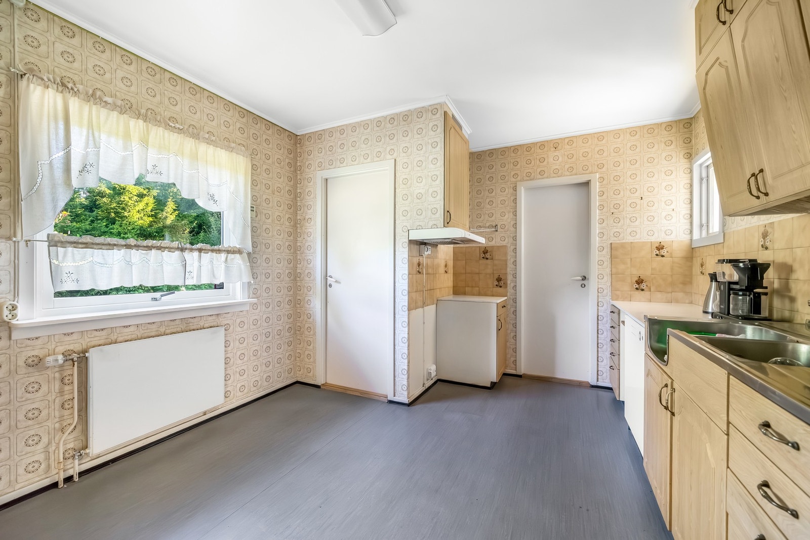 På kjøkkenet er det og plass til ett lite kjøkkenbord under vinduet. Til venstre er døren inn til entréen, og til høyre er døren til vaskerommet. Galleribilde