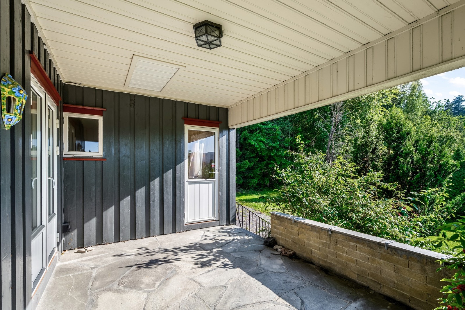 Trapp ned til hagen og luke til loft. Galleribilde