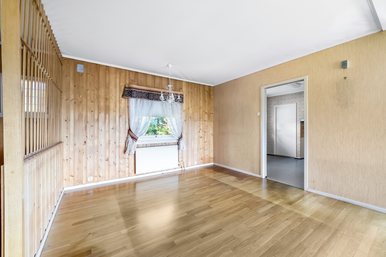 Spisestue - med kjøkkenet inn til høyre, og gang med soverom, toalett og bad til venstre. Galleribilde