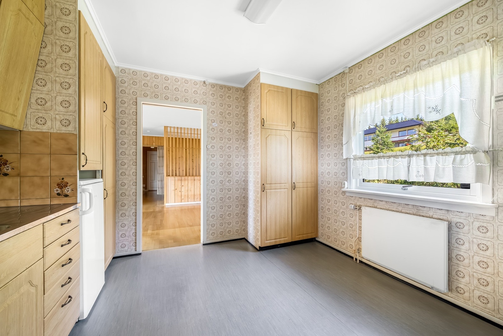 På kjøkkenet er det godt med skapplass. Galleribilde