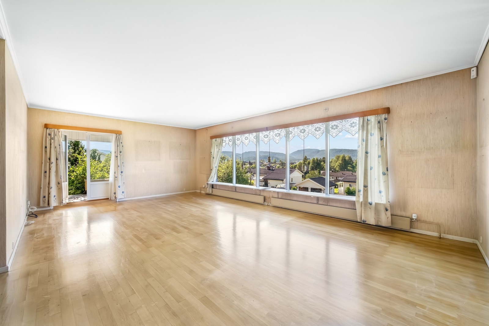 Stor stue med stor vindusflate, samt utgang ut på nordvestvendt overbygd veranda. Galleribilde