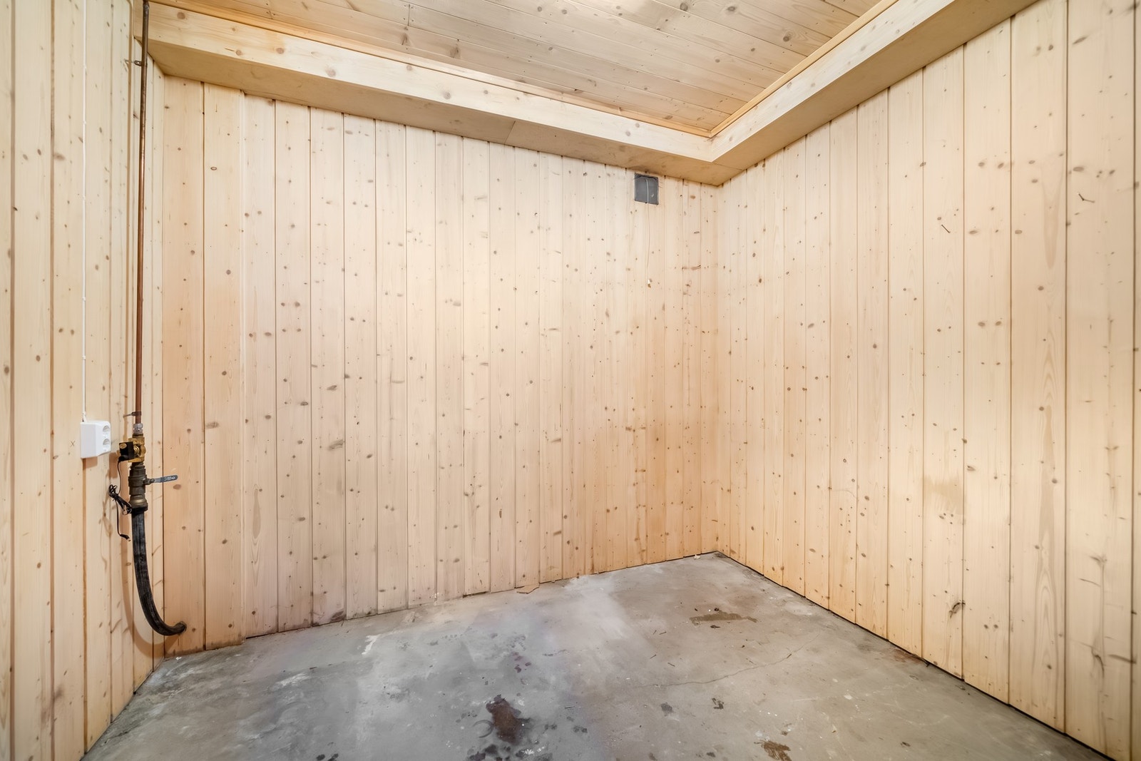 Bod 1 - Ett mindre bodrom med kledde vegger. Galleribilde