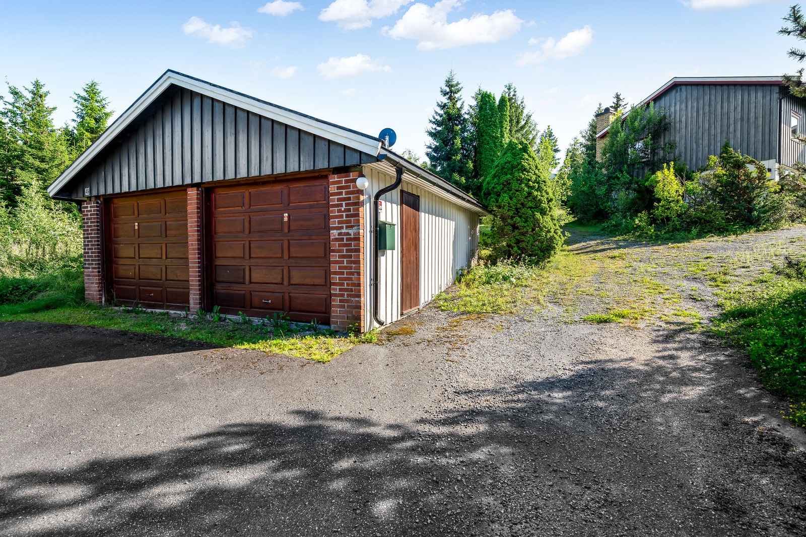 Tilhørende eiendommen en dobbel garasje. Galleribilde