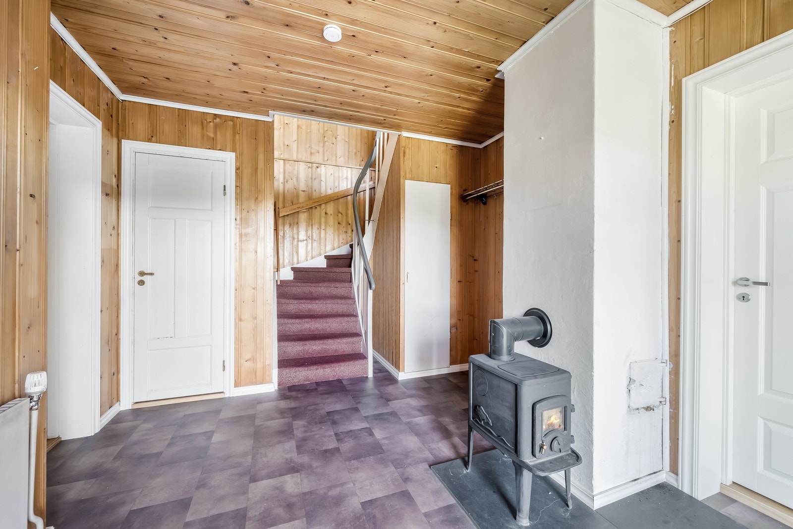 I underetasjen finner vi ett toalettrom, en kjellerstue, ett kjellerrom, tre boder og ett teknisk rom / fyrrom. Galleribilde