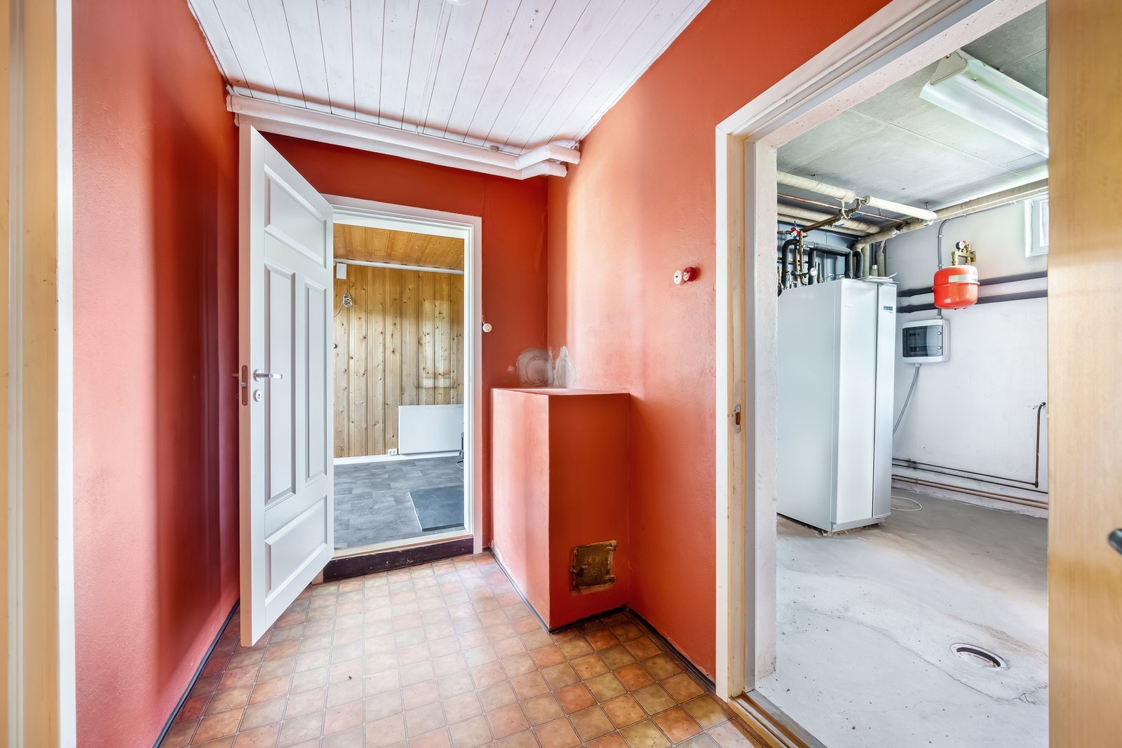 Gang - inn til høyre ser vi teknisk rom / fyrrom. Til venstre finner vi ett mindre bodrom, og bak oss har vi en stor bod/kjellerom. Galleribilde