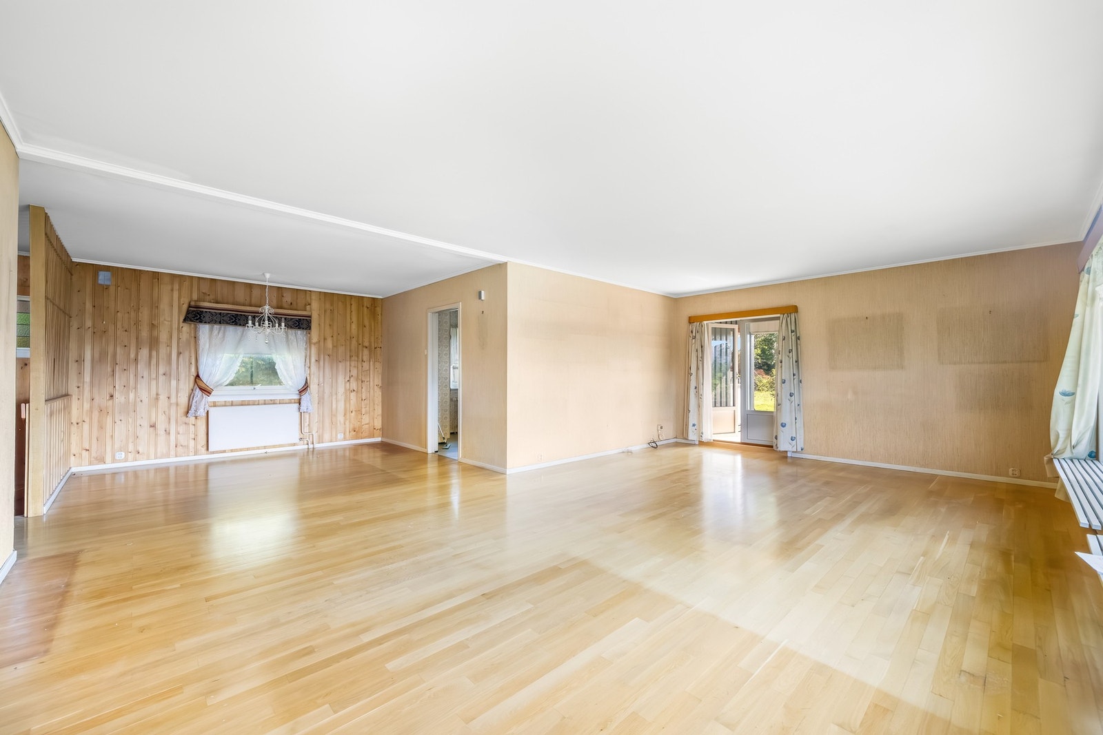 Stuen er L-formet, og har gode møbleringsmuligheter. Spisebord har fin plass under vinduet ved inngangen til kjøkkenet. Galleribilde