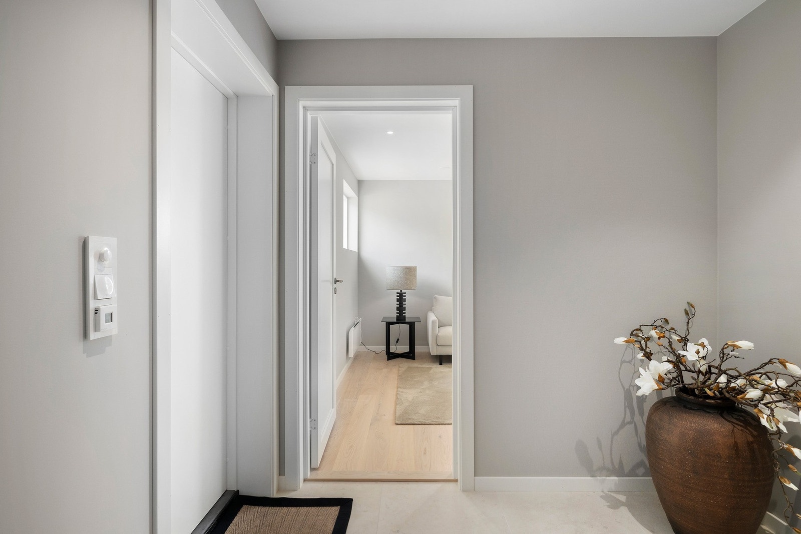 Inngangsparti hybel/separat inngang kjeller. Galleribilde