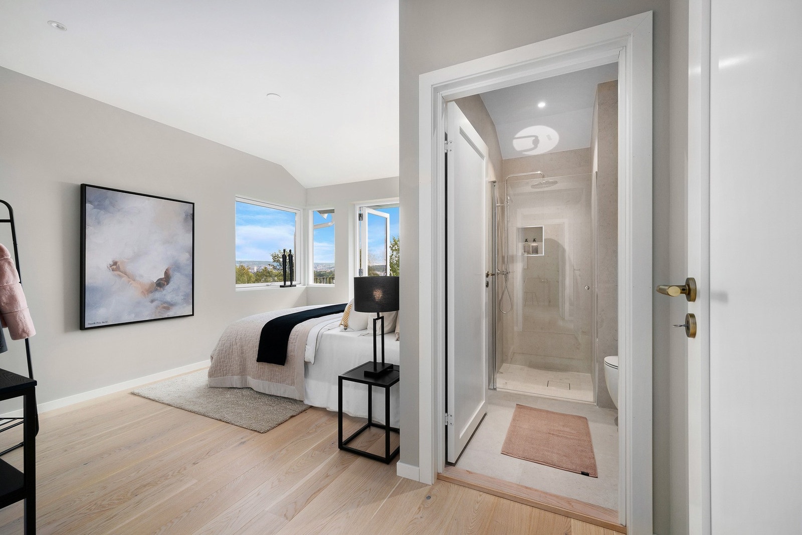 Hovedsoverom med plass til garderobe og bad en suite. Galleribilde