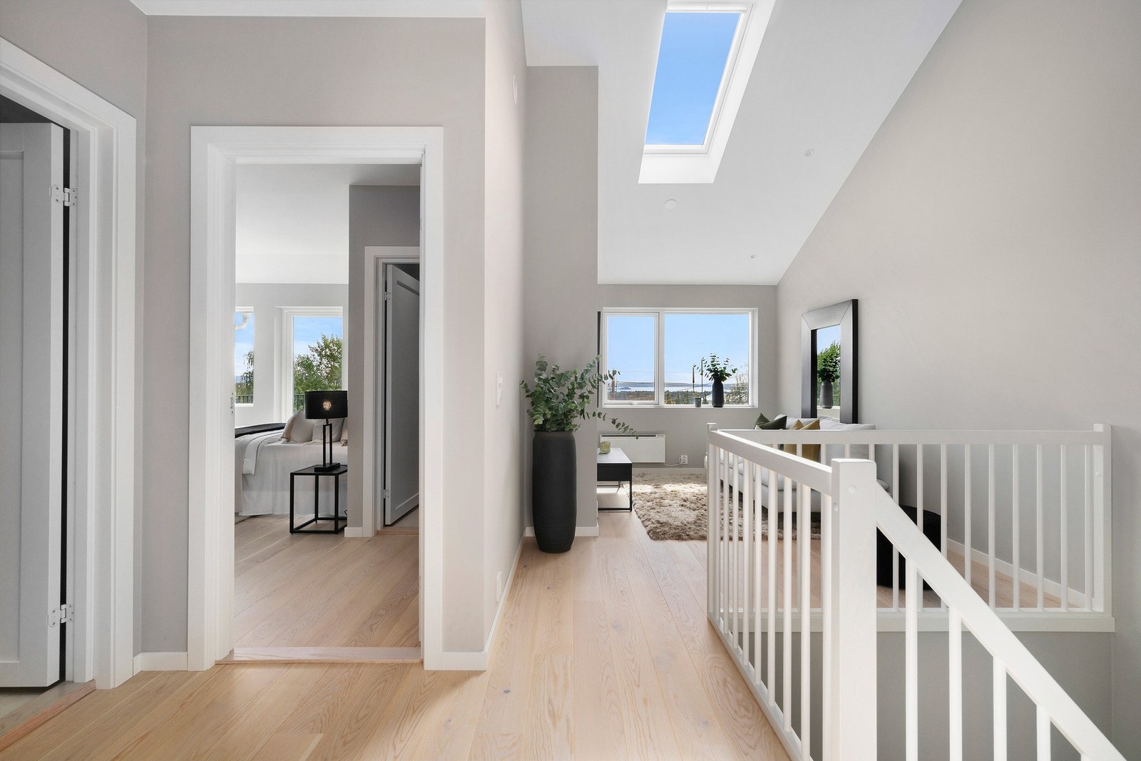 Stue i 2. etasje. Svært god takhøyde i stuen. Galleribilde