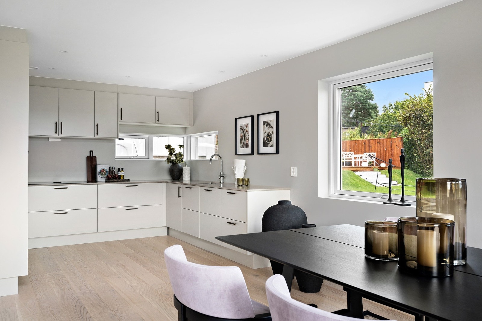 Stue med åpen kjøkkenløsning og god plass til spisegruppe. Galleribilde