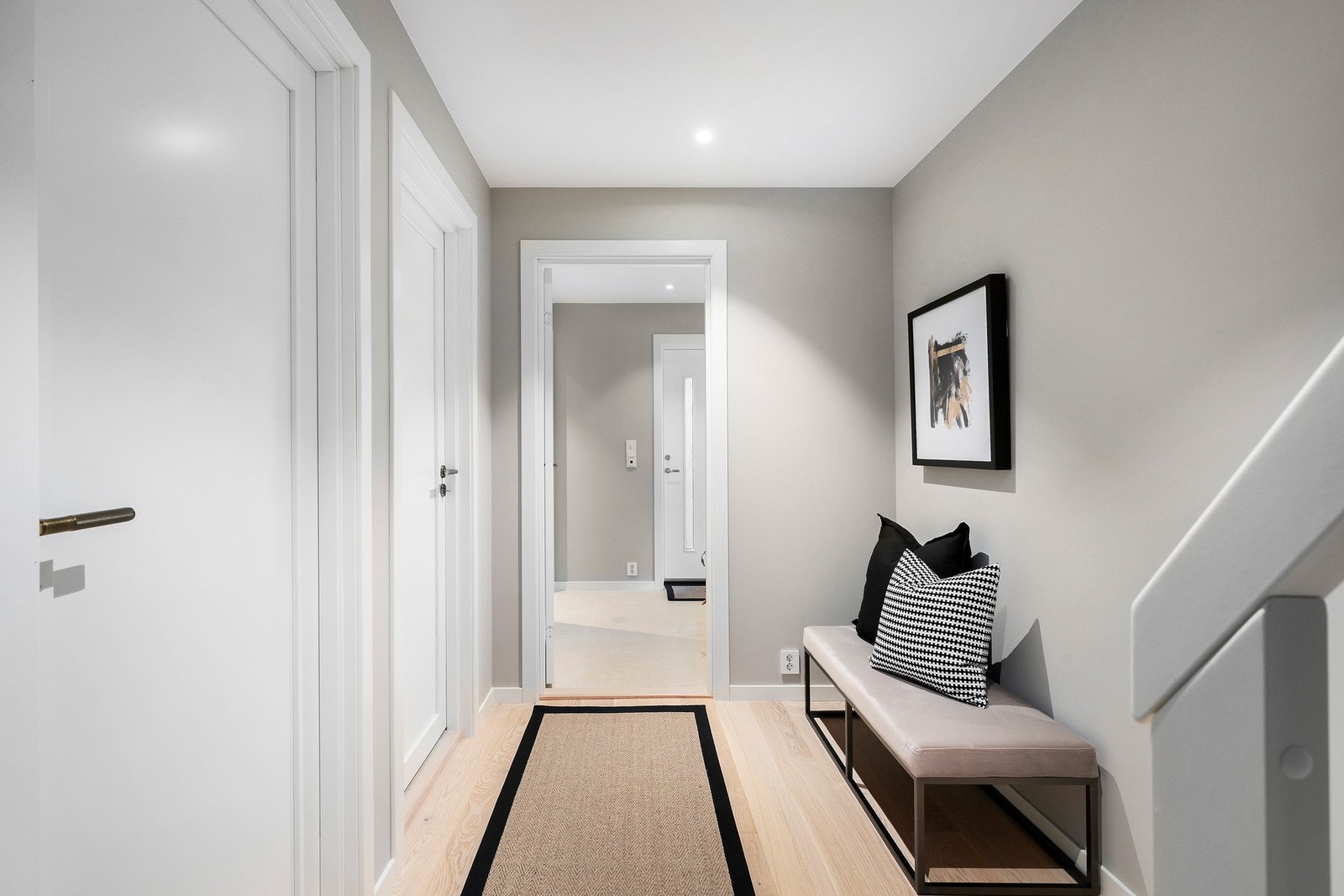 Hall underetasje. Inngang til hybel i bakgrunnen. Galleribilde