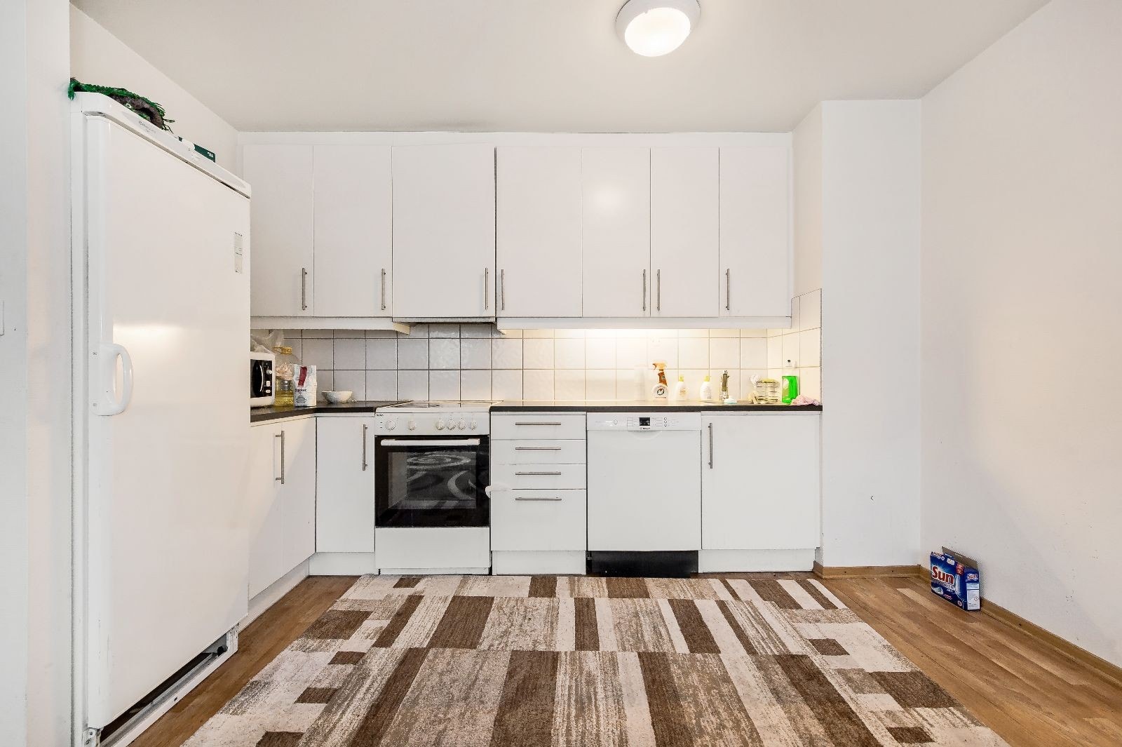 Åpen kjøkkenløsning med komfyr og kombiskap (kjøl/frys) Galleribilde