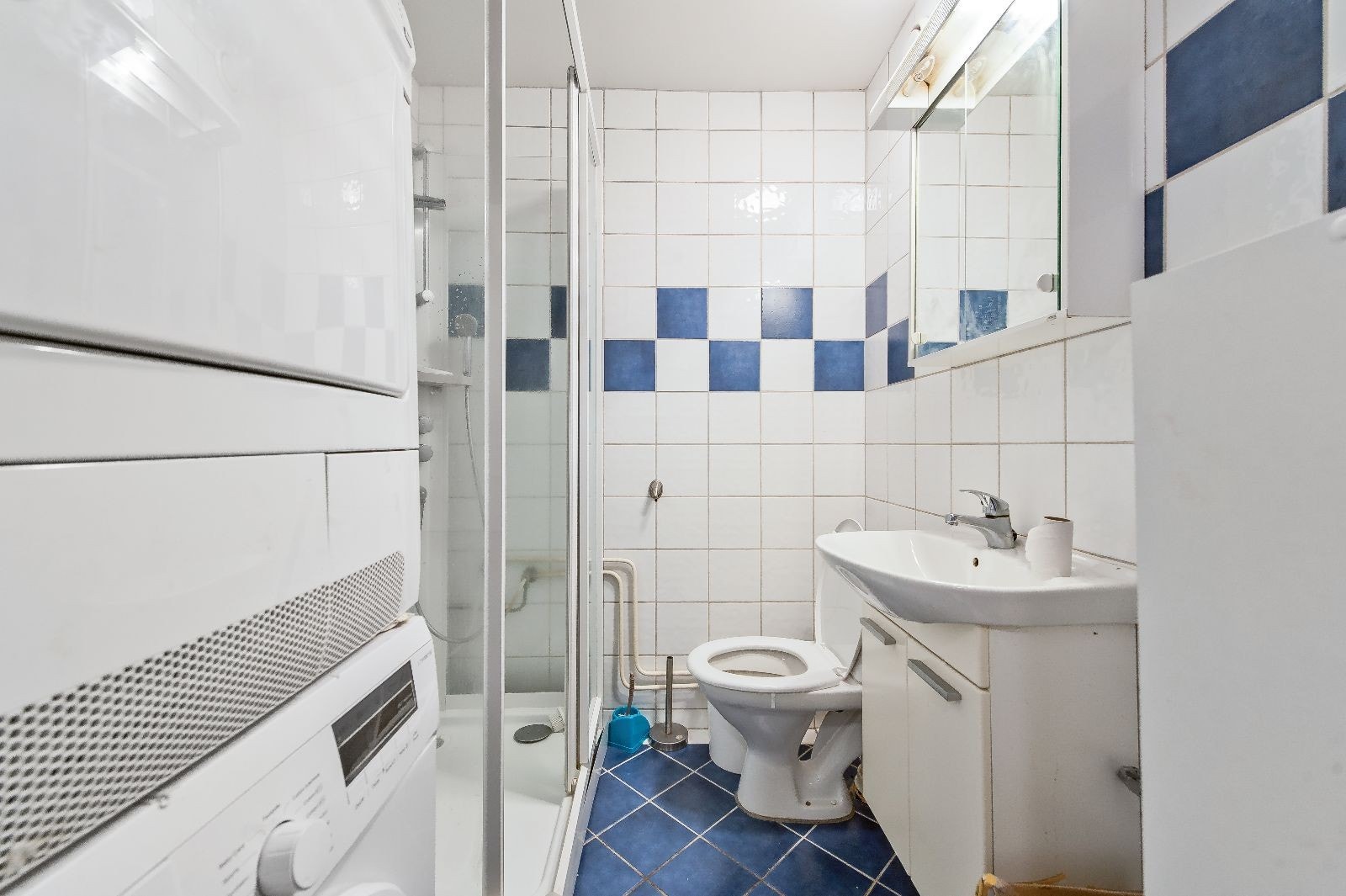 Bad ved WC, dusjkabinett og vaskemaskin Galleribilde