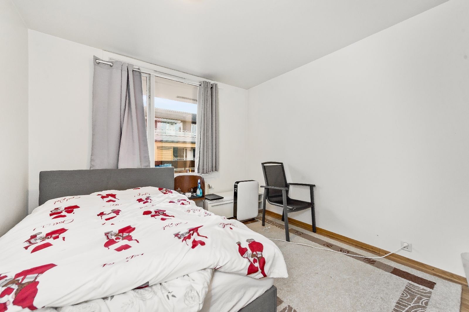 Stort soverom med integrerte garderobeskap Galleribilde