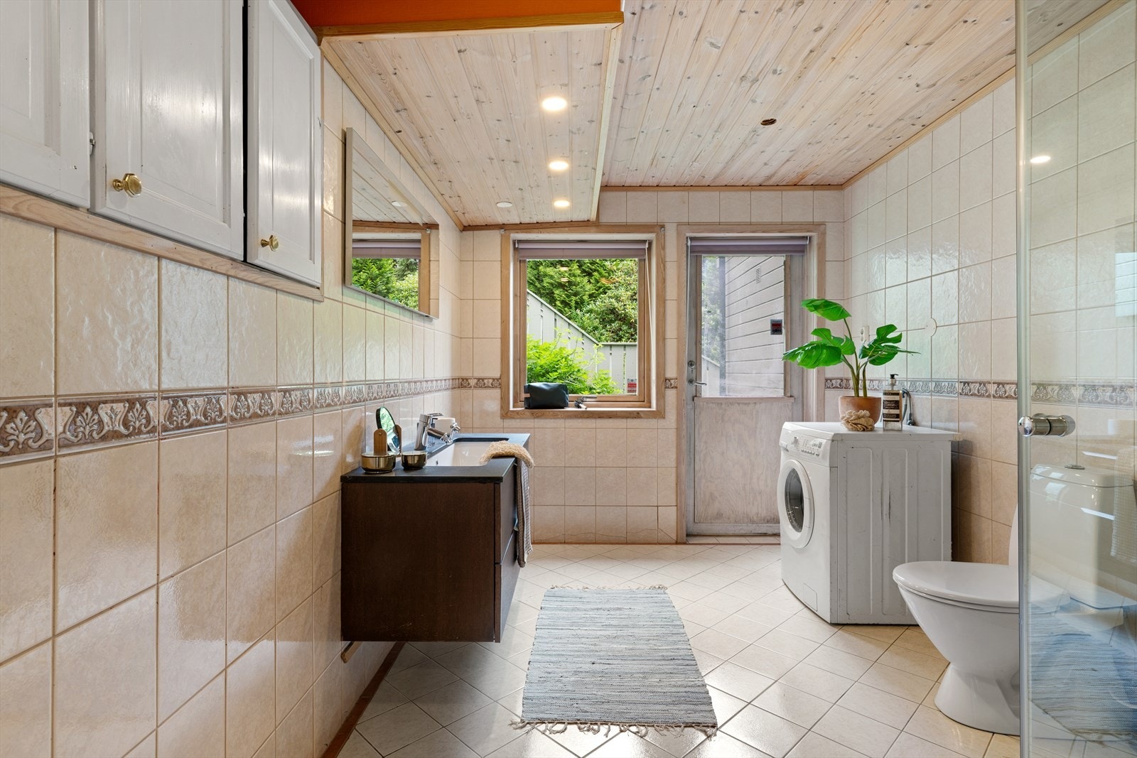 - Badet måler 8,8 m², og med direkte atkomst ut - Galleribilde