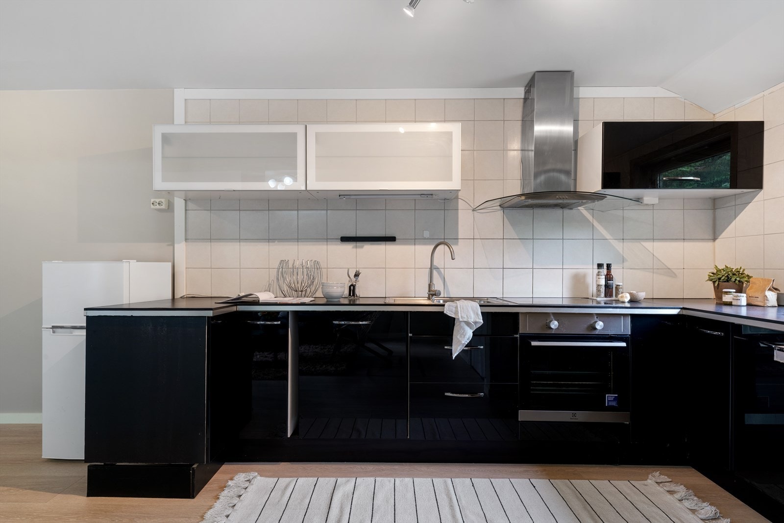 - Kjøkkeninnredning med slette fronter og benkeplate i laminat - Galleribilde