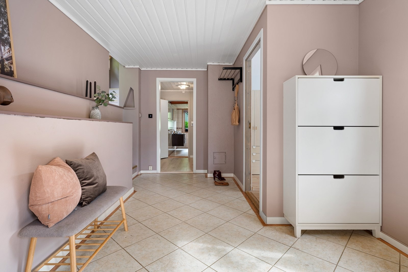 - Romslig entré med gode oppbevaringsmuligheter - Galleribilde