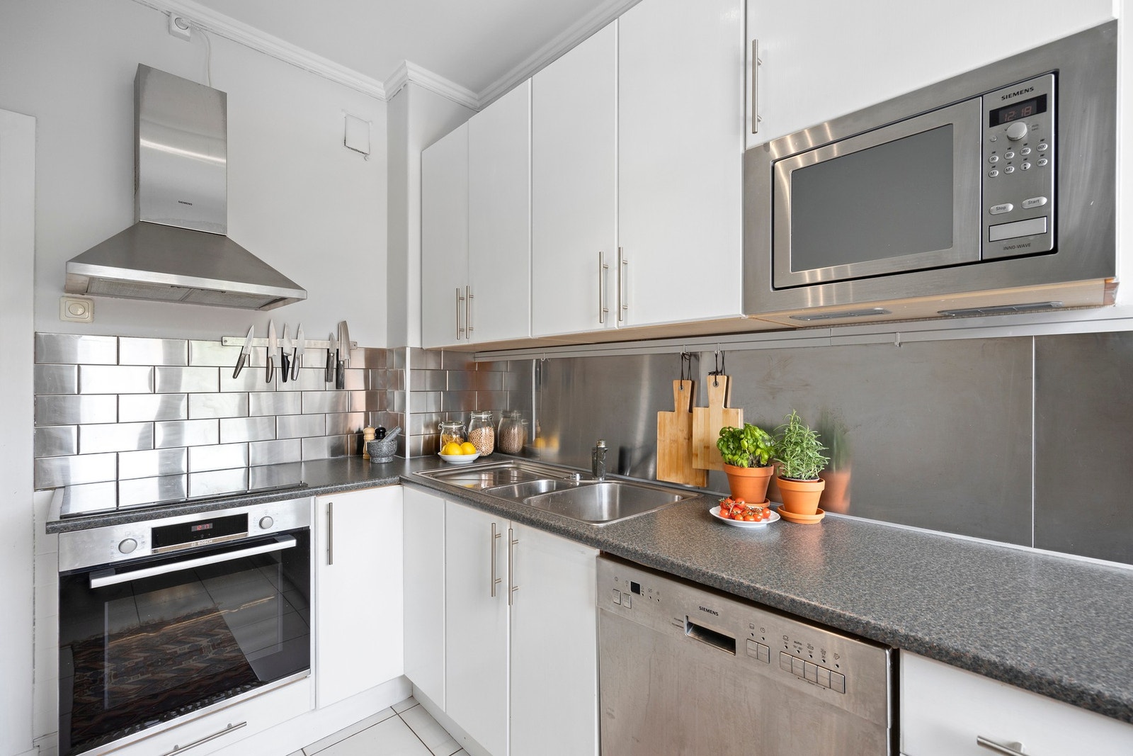 Innredningen har induksjonstopp, integrert komfyr, oppvaskmaskin og mikrobølgeovn. Frittstående kjøleskap med fryser. Alle hvitevarer følger. Galleribilde