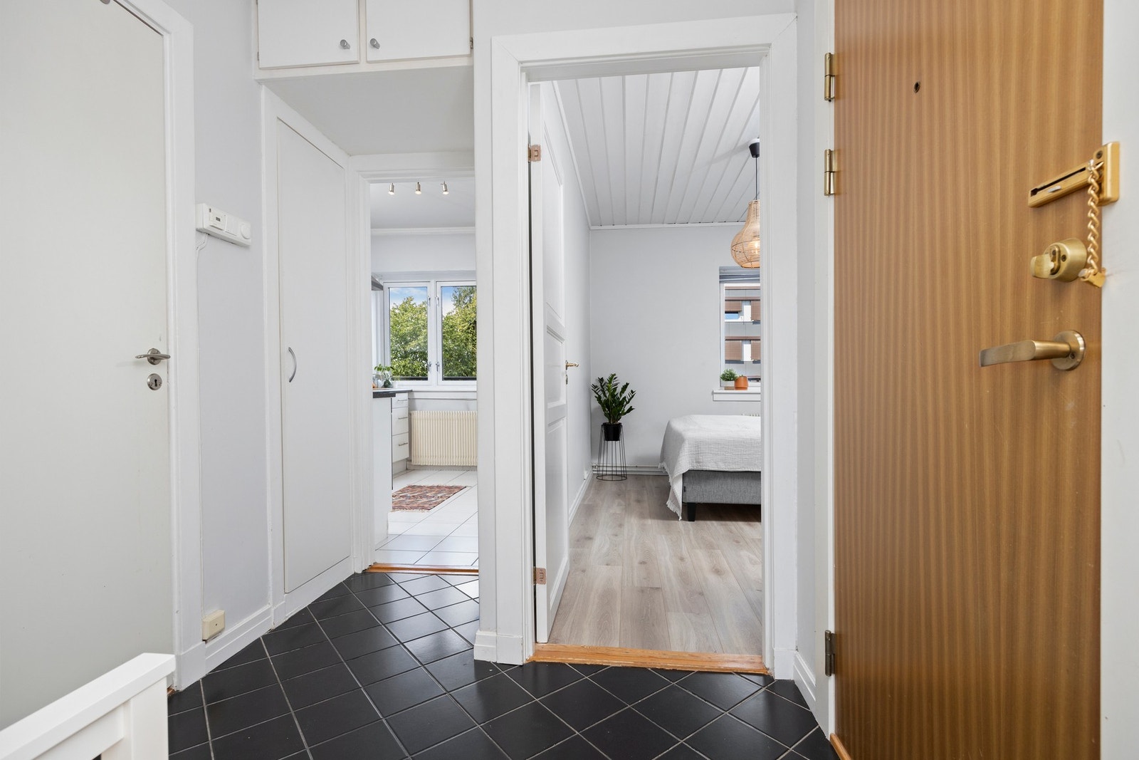 I entréen er det også et lite kott samt tilgang til bad, kjøkken og soverommet. Galleribilde
