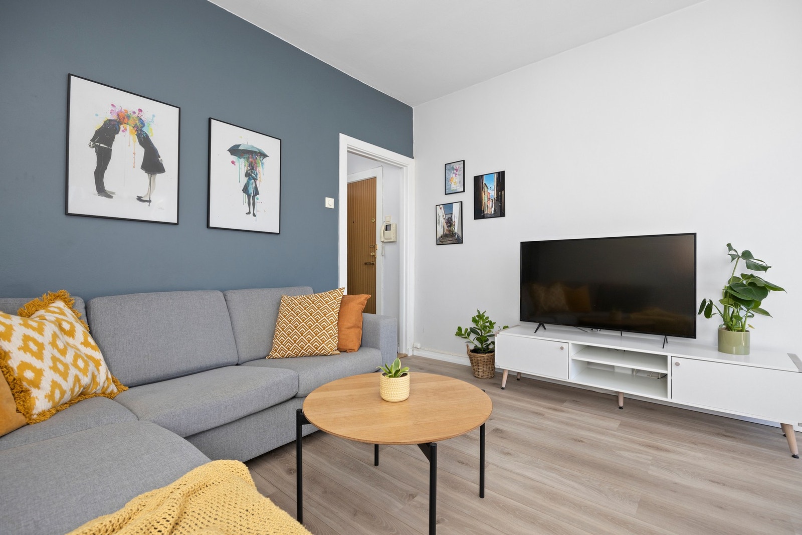 Det er fin plass til en stor sofa og flere innredningsmuligheter. Galleribilde