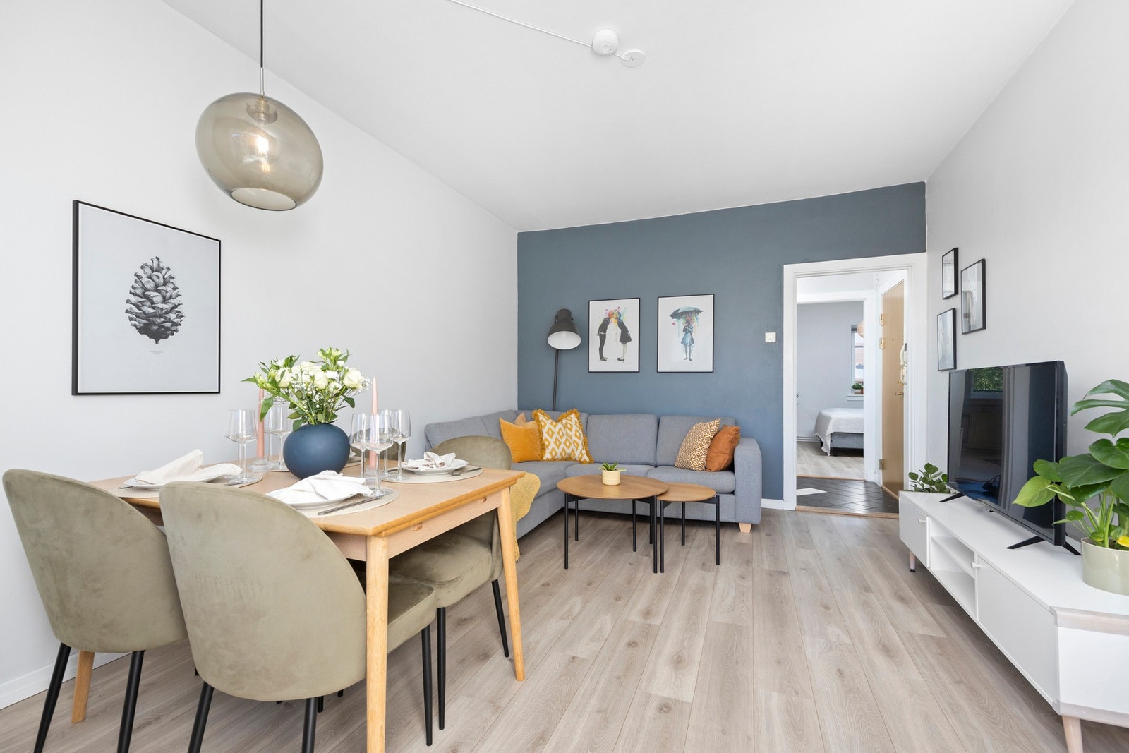 Stuen har pene overflater med en-stavs laminatgulv og lysmalte tak- og veggflater. Fin plass til sofa, tv-møblement og spisestue. Galleribilde