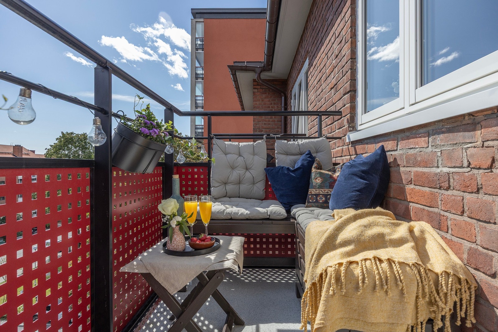 Balkongen har fin plass til utemøbler. Elektrisk grill er tillatt. Galleribilde