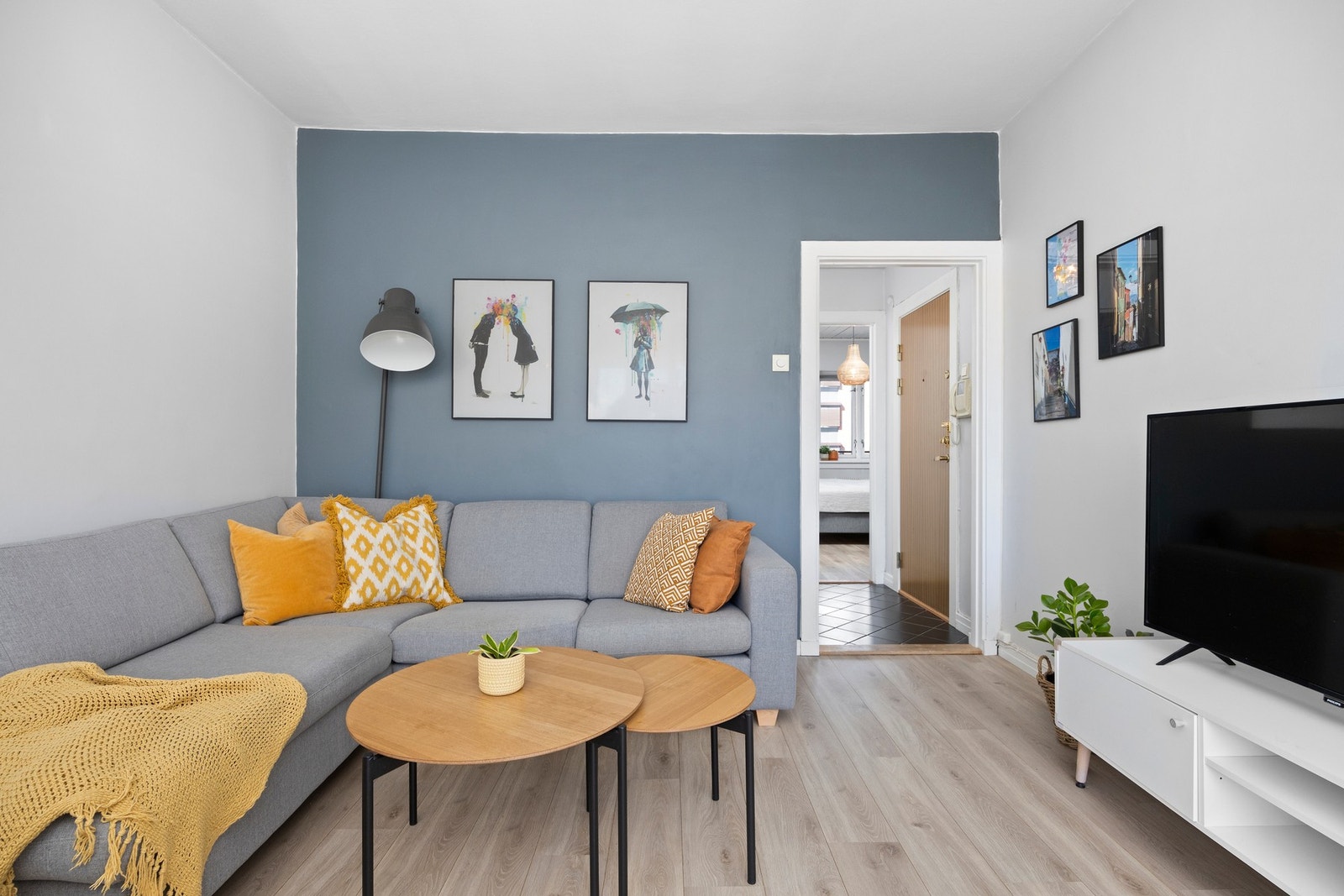 Fra stuen mot entréen. Varme og varmtvann er inkludert i fellesutgiftene. Galleribilde