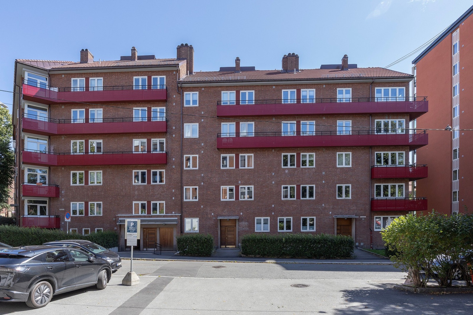 Fasade mot Dynekilgata hvor inngangspartiet ligger. Galleribilde