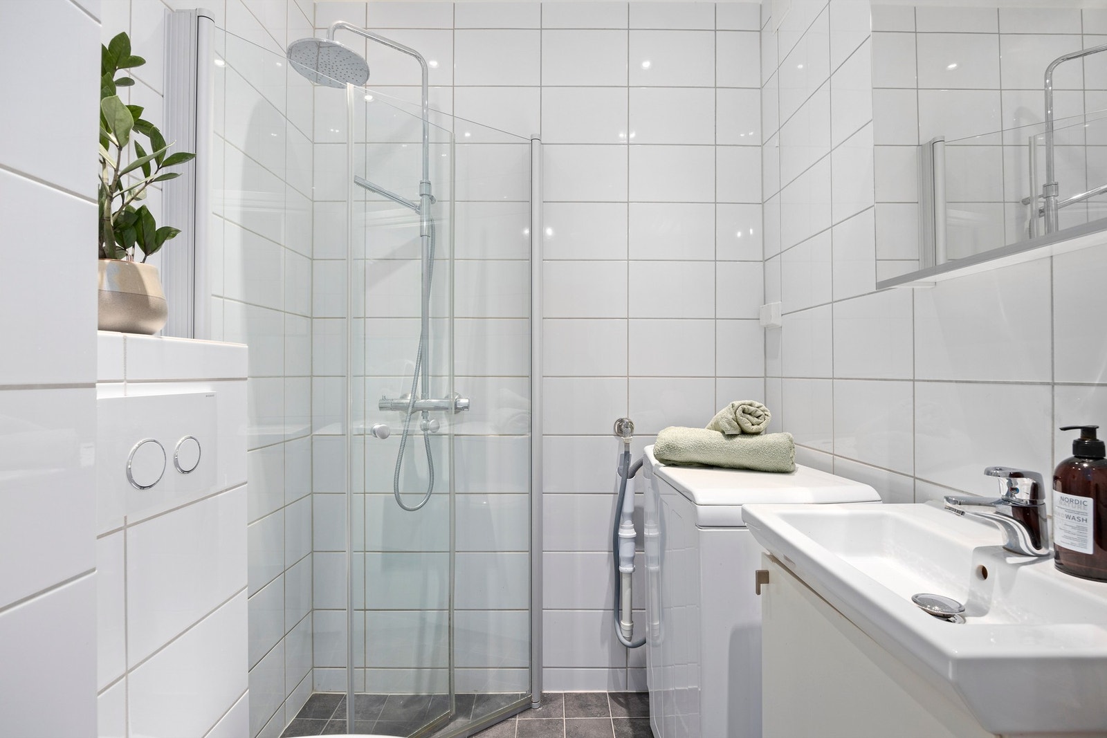 Baderommet har gulvvarme og opplegg for vaskemaskin. Downlights i taket. Det finnes også fellesvaskeri i borettslaget. Galleribilde