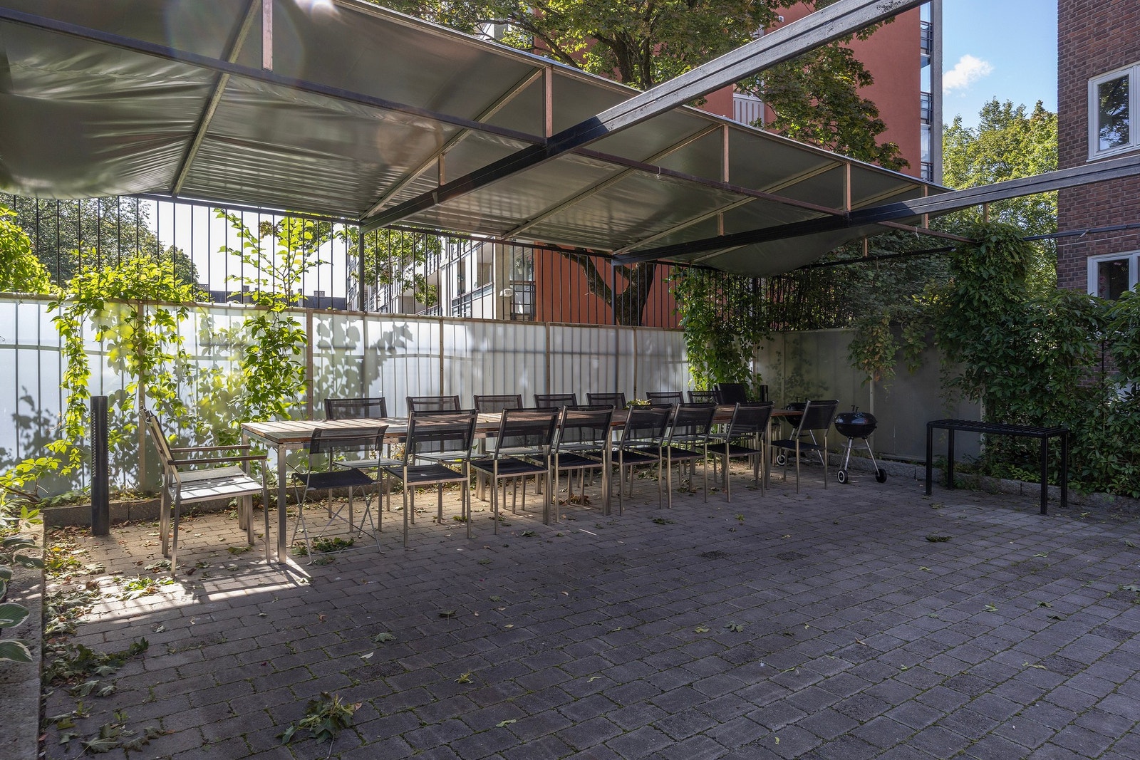 Grillplass med langbord (som kan reserveres for sosiale sammenkomster). Galleribilde