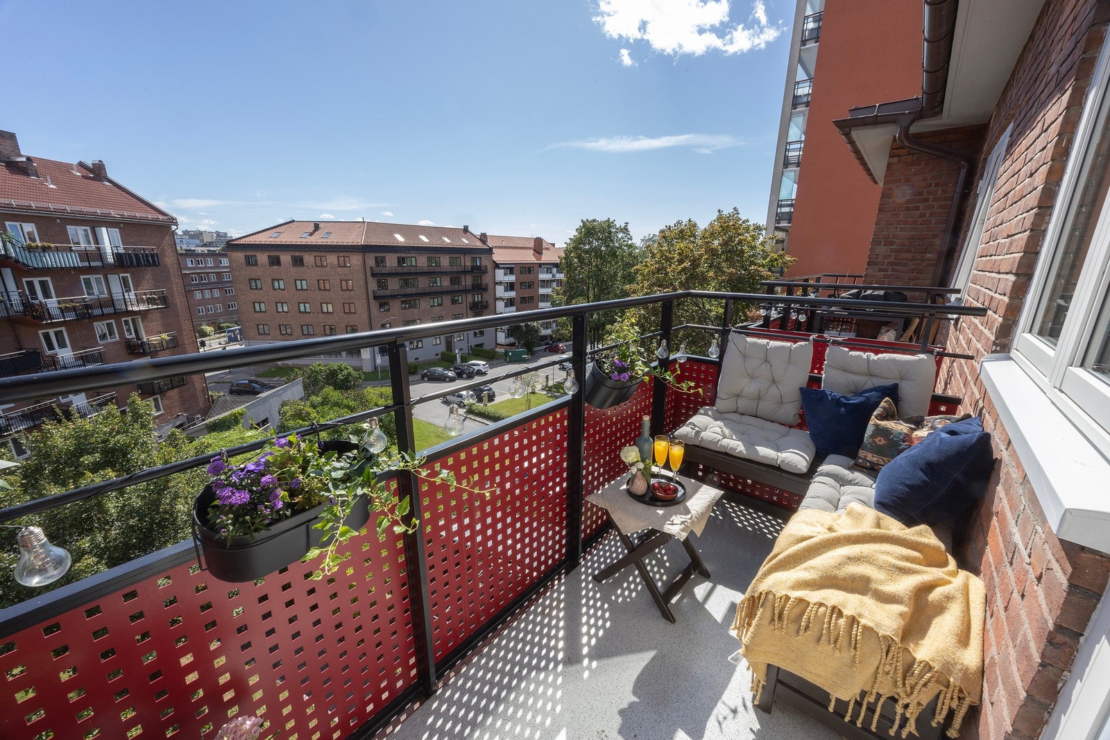 Flott balkong som ble montert ny i 2021. Her kan man virkelig nyte varme sommerdager. Galleribilde