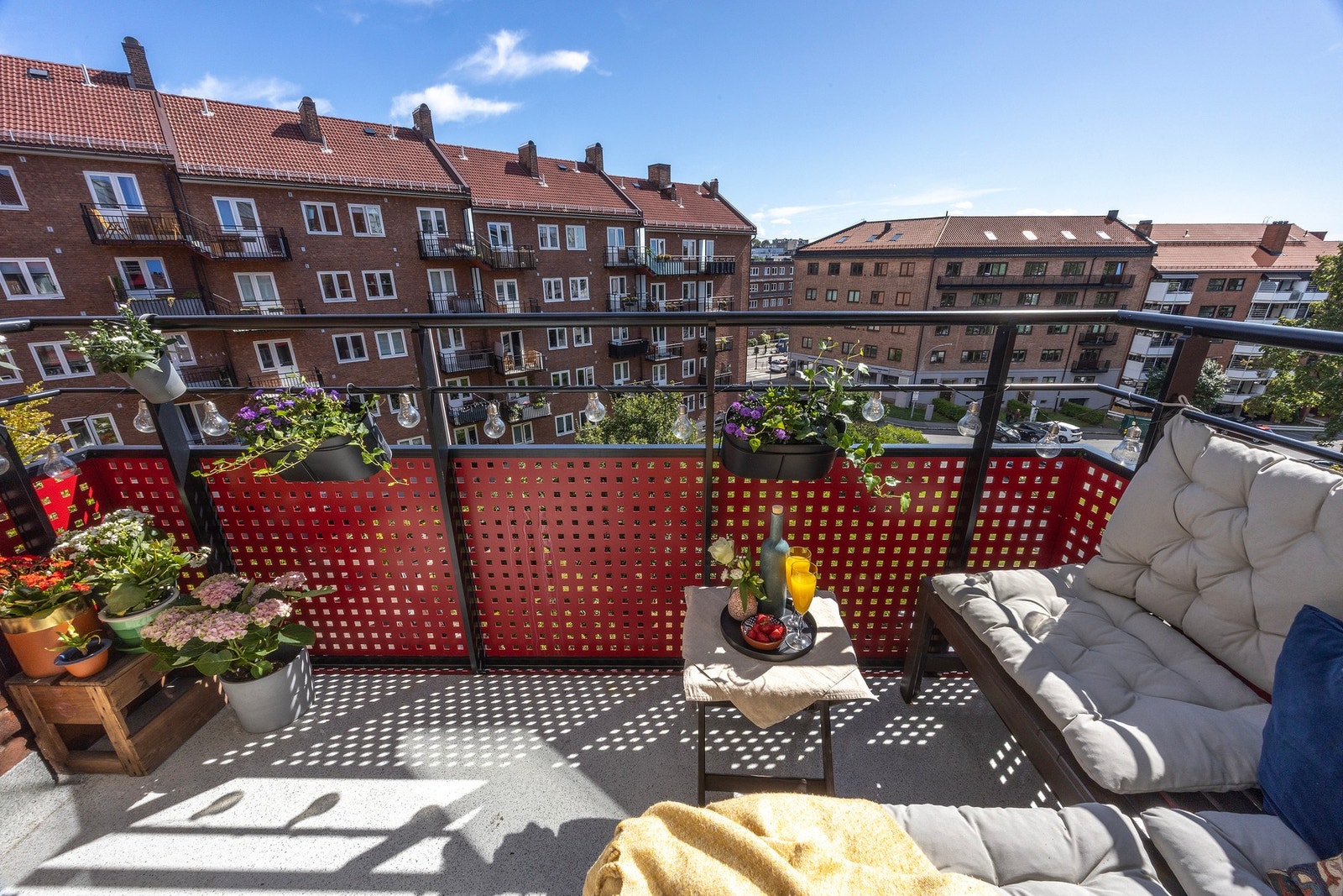 Lys og gjennomgående 2-roms toppleilighet med flott balkong på 4 m2 (ny i 2021). Galleribilde