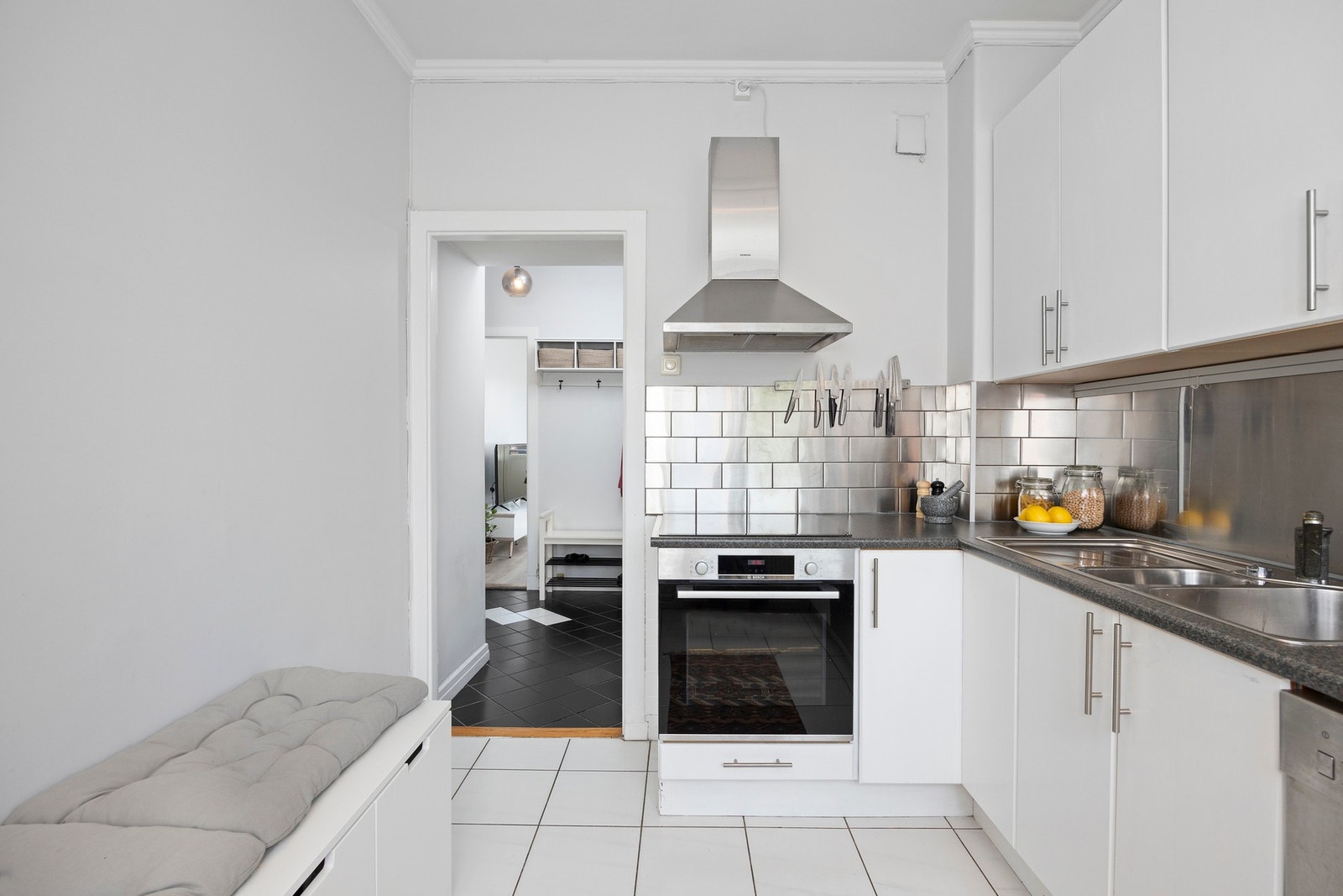 Fra kjøkkenet mot entréen. Galleribilde