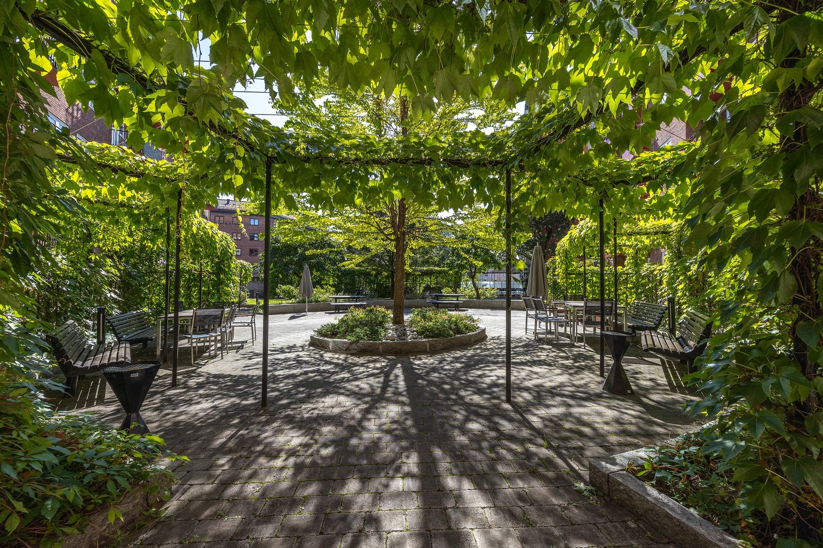 - Et idyllisk og velholdt gårdsrom - Galleribilde