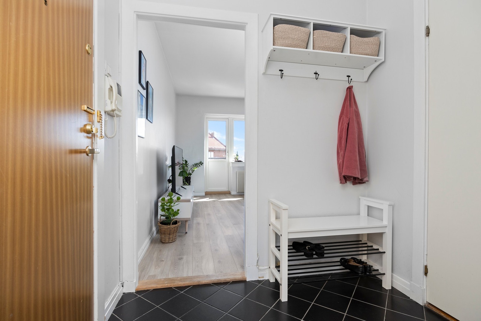 Entré med flislagt gulv og plass til ytterklær og sko. Dørcalling. Galleribilde