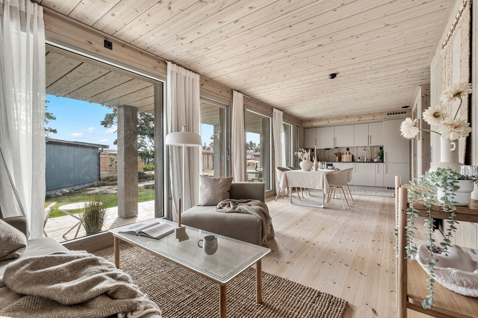 Hytta holder en meget god kvalitet, og her vises stuen med åpen løsning til kjøkken. Store vindusflater og tilkomst til overbygget terrasse. Galleribilde