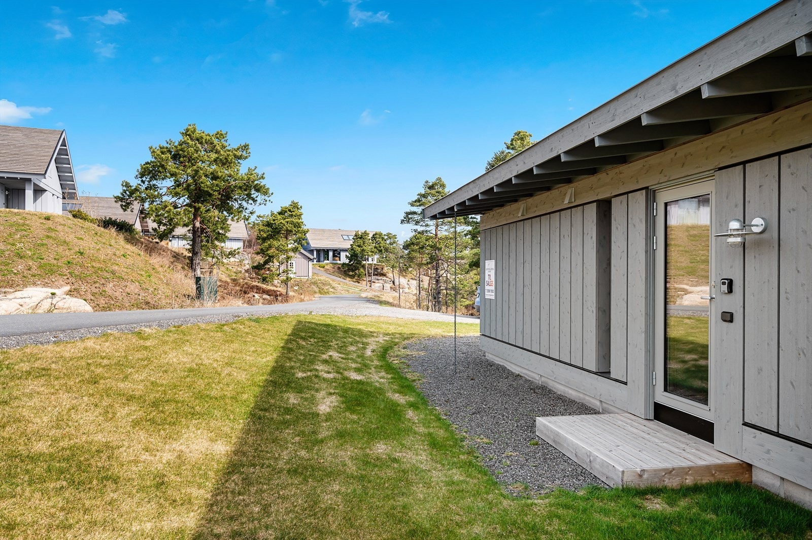 Inngangspartiet med gruset gangareal og plen. Galleribilde