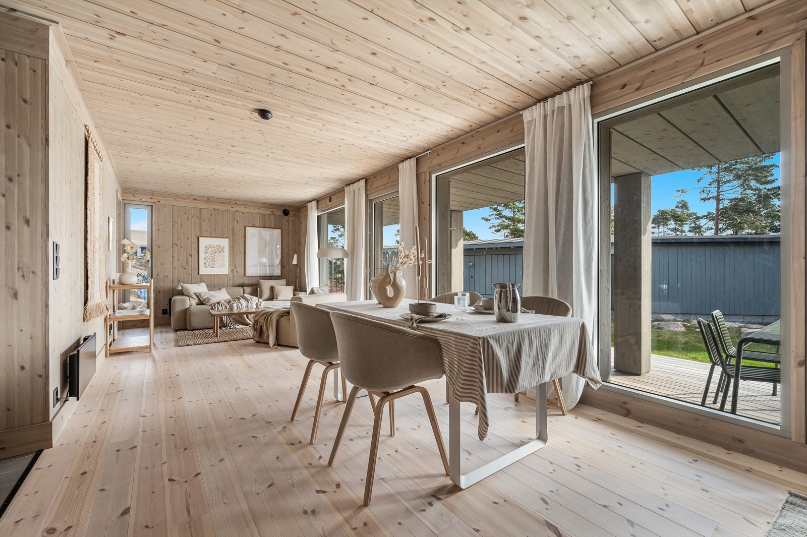 Flott stue-/spisestue med store vindusarealer og enkel adkomst ut til den romslige terrassen. Galleribilde