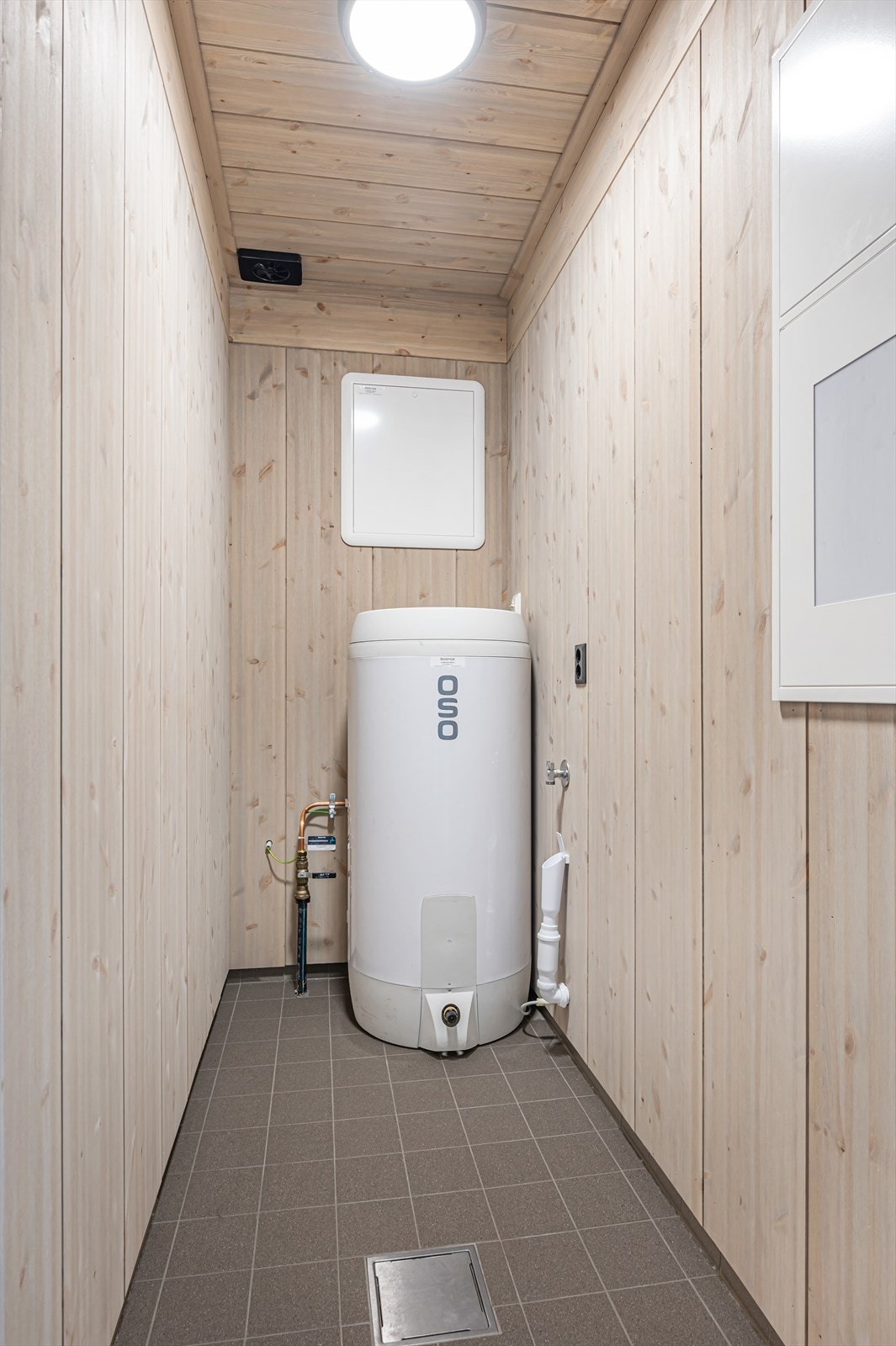 Kombinert teknisk rom-/vaskerom. Opplegg til vaskemaskin. Her finner man også varmtvannsberederen, rørfordelerskap og el.tavlen. Galleribilde