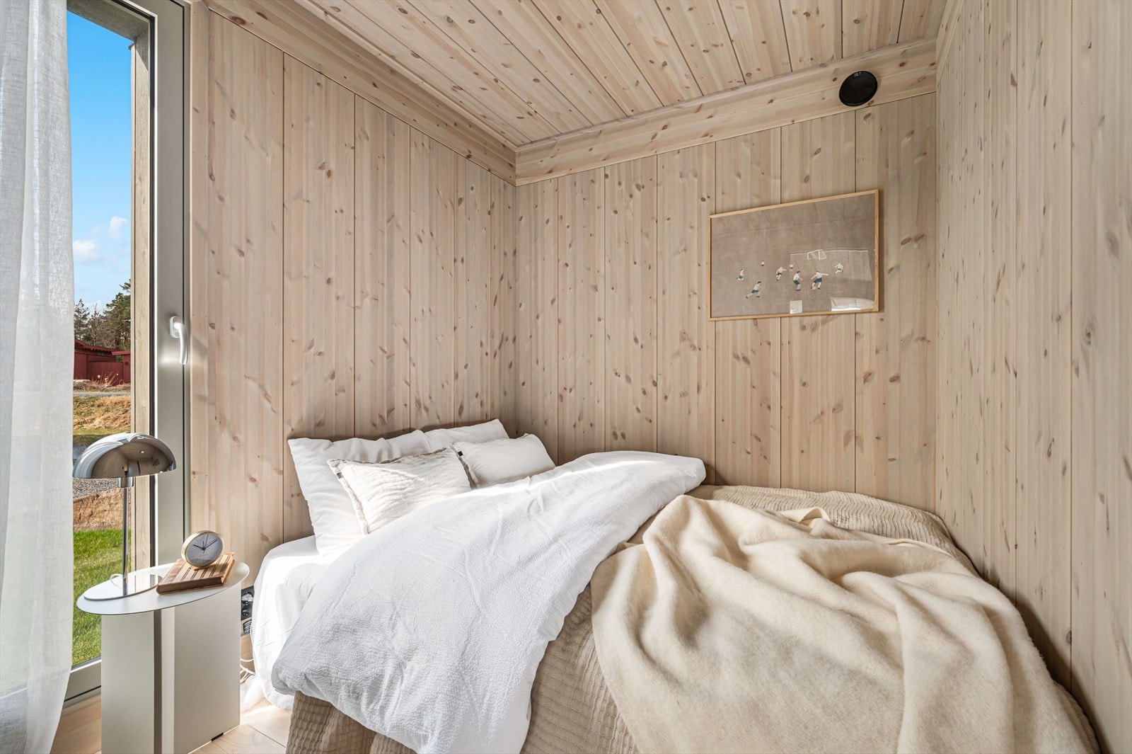 Hytta har 2 funksjonelle soverom. Her med plass til dobbelseng. Galleribilde