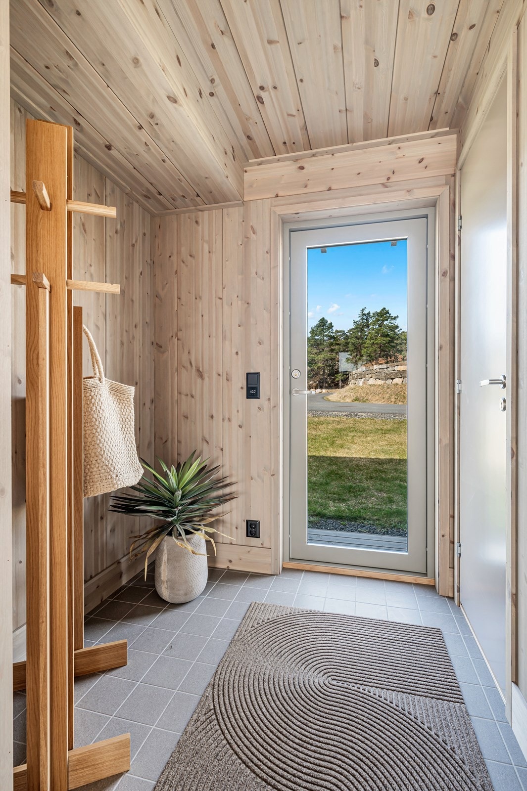 Velkommen inn! Flott entrè med god plass til klesoppheng. Flislagt gulv m/varmekabler. Galleribilde