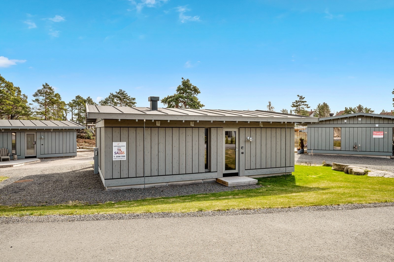 Fasade fra internveien. Her er det minimal trafikk, i all hovedsak av - og pålessing. Galleribilde